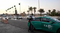 Seorang perempuan keluar dari taksi di kota Jeddah, Arab Saudi pada Rabu (11/11/2020). Ledakan terjadi di sebuah pemakaman di Jeddah, ketika para pejabat Amerika dan Eropa tengah memperingati akhir Perang Dunia I. (AFP)