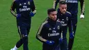 Pemain Real Madrid Vinicius Junior, Karim Benzema, Rodrygo dan pemain Dominicans Mariano Diaz melakukan pemanasan selama sesi latihan di fasilitas olahraga Real Madrid City di Madrid (17/12/2019). Madrid akan bertanding melawan Barcelona dalam laga El Clasico di Nou Camp. (AFP/Javier Soriano)