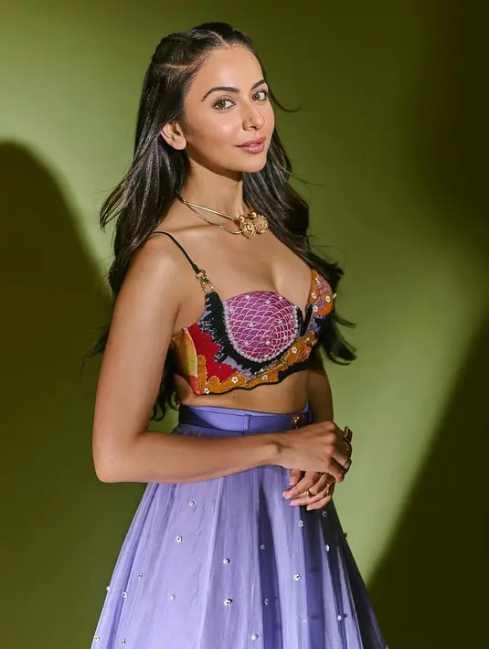 Rakul Preet Singh tampil dengan Ghagra Choli nuansa colorful pada Diwali tahun ini. [@rakulpreet]