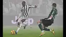 Debut manis Denis Zakaria (kiri) jadi angin segar Juventus mengarungi setengah kompetisi Liga Italia yang masih tersisa. Denis Zakaria sukses membuktikan kualitasnya dengan mencetak gol di laga debut bersama Juventus saat melawan Verona di Liga Italia. (AFP/Isabella Bonotto)