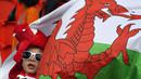 Fans cilik Wales antusias menanti laga timnya melawan Irlandia Utara pada Piala Eropa 2016 di Stadion Parc des Princes, Paris (25/6/2016). (AFP/Damien Meyer)