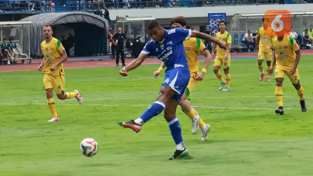 Foto: Sempat Tertunda Akibat Hujan Deras, Persib Tumbangkan Persebaya Lewat Gol Semata Wayang di BRI Super League