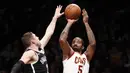 Pebasket Brooklyn Nets, Joe Harris, menghadang pebasket Cleveland Cavaliers, JR Smith, pada laga NBA di Barclay Arena, Senin (26/3/2018). Cleveland Cavaliers menang 121-114 atas Brooklyn Nets. (AP/Kathy Willens)