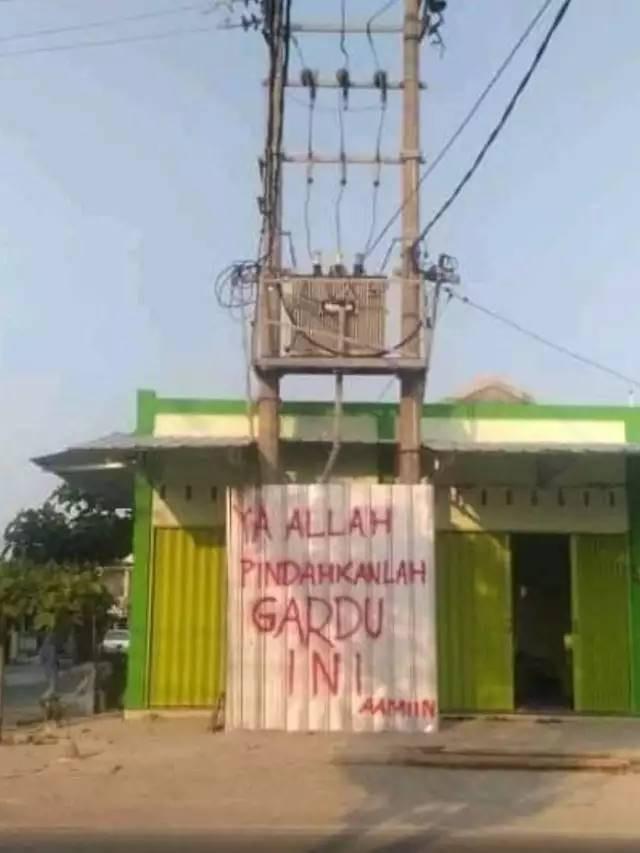 7 Potret Tiang Listrik di Lokasi yang Tidak Semestinya Ini Bikin Geleng Kepala