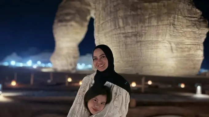 Baru Terungkap, Potret Hangat Ririn Ekawati dan Yaya dalam Perjalanan Umroh Ramadan yang Penuh Makna