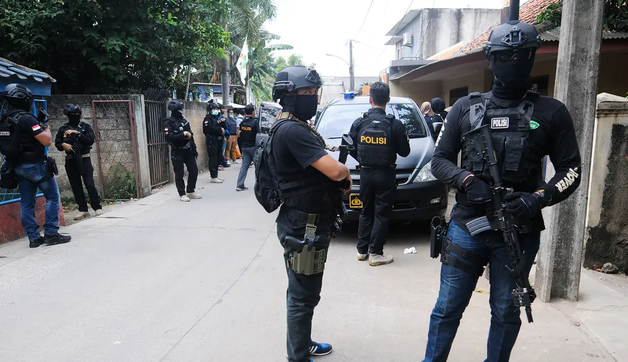 Suasana saat Densus 88 Antiteror Mabes Polri saat penangkapan terduga teroris di Jalan Gempol Raya, Kunciran Indah, Tangerang, Banten, Rabu (16/5). Petugas berhasil menangkap empat terduga teroris. (DEMY SANJAYA/AFP)