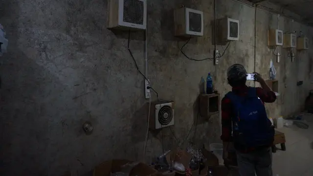 Penampakan bungker yang dijadikan tempat produksi miras oplosan di Cicalengka.