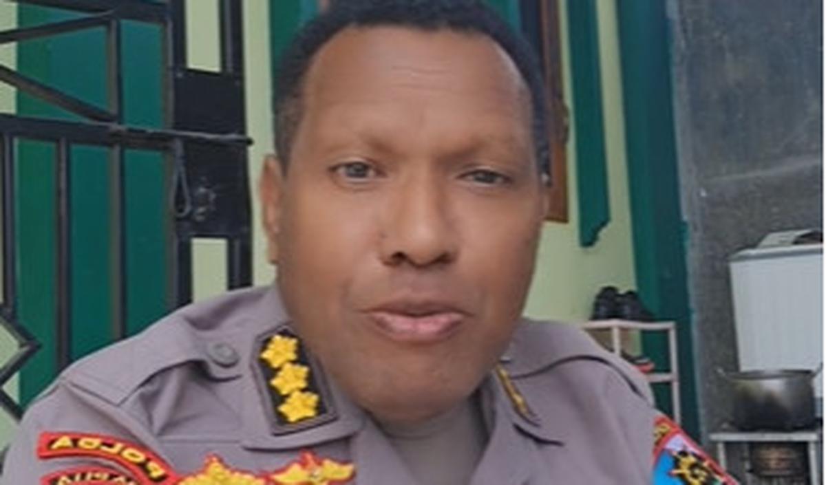 Kombes Enoch memperkirakan sampai saat ini ada sekitar 14-15 angkatan yang perwiranya sudah menyandang pangkat kombes.