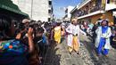 Anggota Saturno Club mengenakan kostum selama berpatispasi dalam parade Dance of Costumes tahunan di sepanjang jalan kota Sumpango, Guatemala, Senin (30/12/2019). Parade kostum yang menampilkan karakter televisi dan film ini untuk memeriahkan malam pergantian tahun. (ORLANDO ESTRADA/AFP)