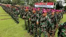 Pasukan TNI mengikuti apel jelang kunjungan kerja dan juga acara ngunduh mantu Kahiyang Ayu Siregar dengan Bobby Nasution di Medan, Rabu (22/11). (Liputan6.com/Johan Tallo)