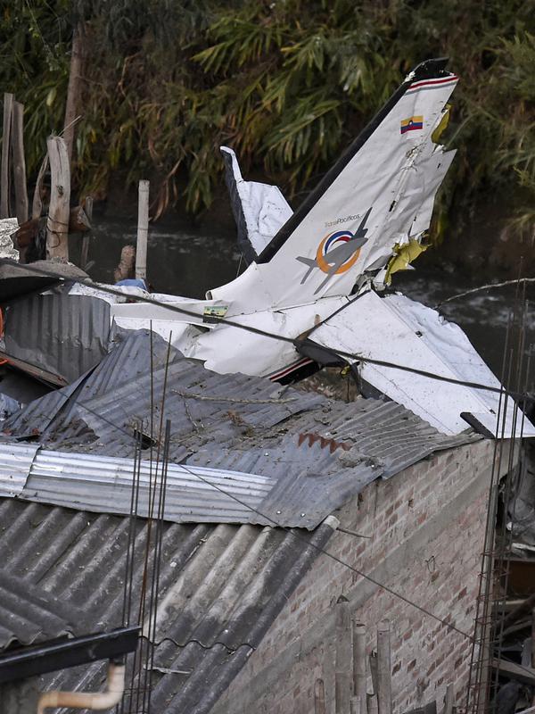 Sebuah pesawat kecil jatuh di di tengah-tengah rumah penduduk di Popayan, Kolombia, Minggu (15/9/2019). Otoritas setempat sedang menyelidiki penyebab dari kecelakaan pesawat yang jatuh beberapa menit setelah lepas landas dari bandara Popayan. (Luis ROBAYO / AFP)