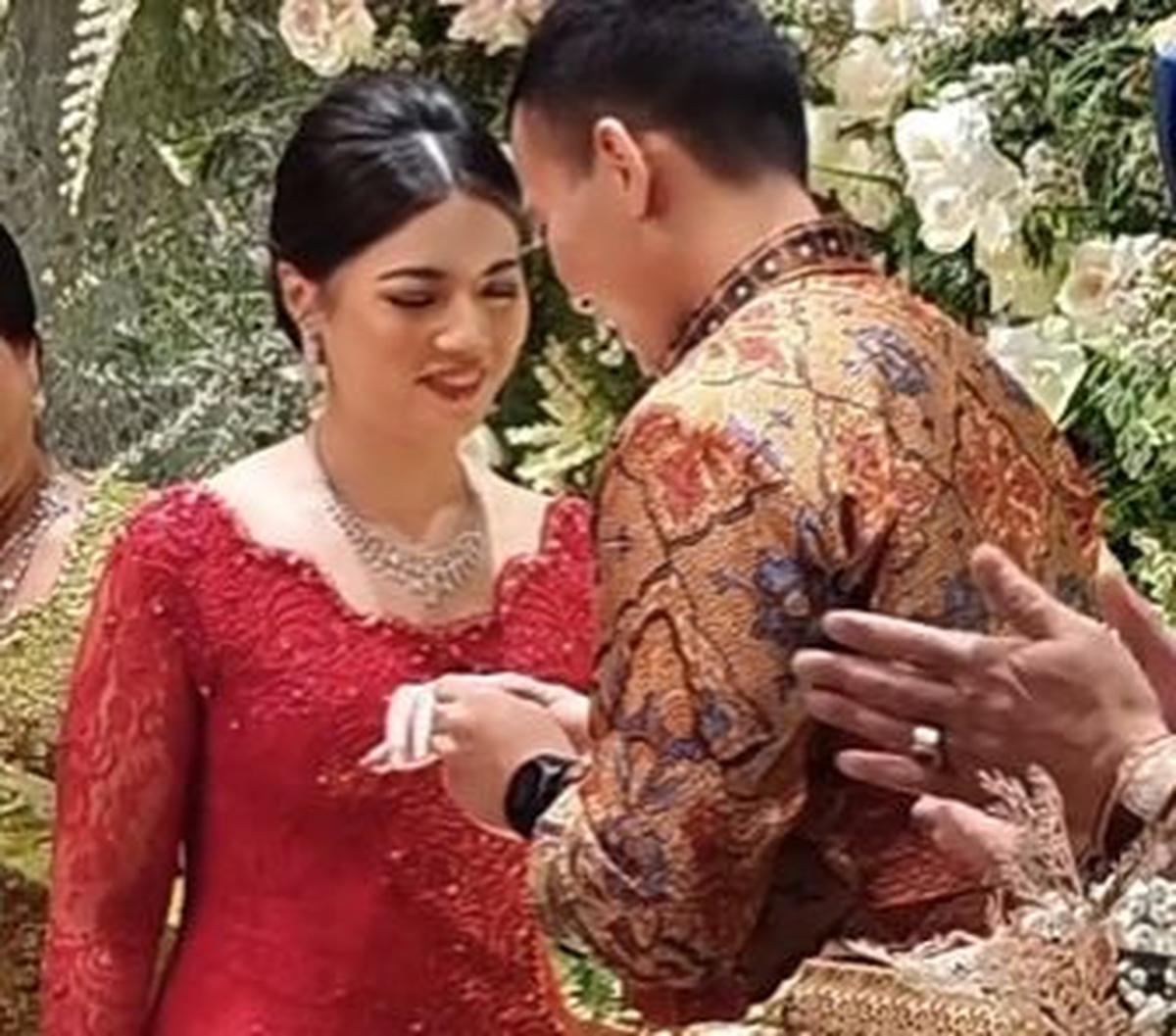 Iptu Hafiz Prasetia Akbar resmi bertunangan dengan anak eks Panglima TNI Jenderal (Purn) Andika Perkasa, Angela Adinda Nurrina pada Rabu (28/2) malam.