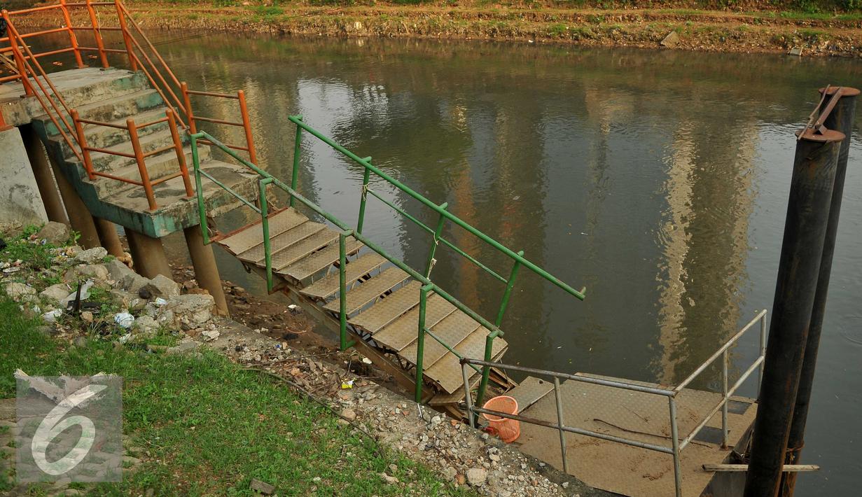 Tangga Halte Waterway yang telah rapuh tak terawat, Jakarta, Kamis (19/5). Nasib Halte Waterway kini menjadi tempat penginapan sementara petugas UPK Badan Air. (Liputan6.com/Gempur M Surya)