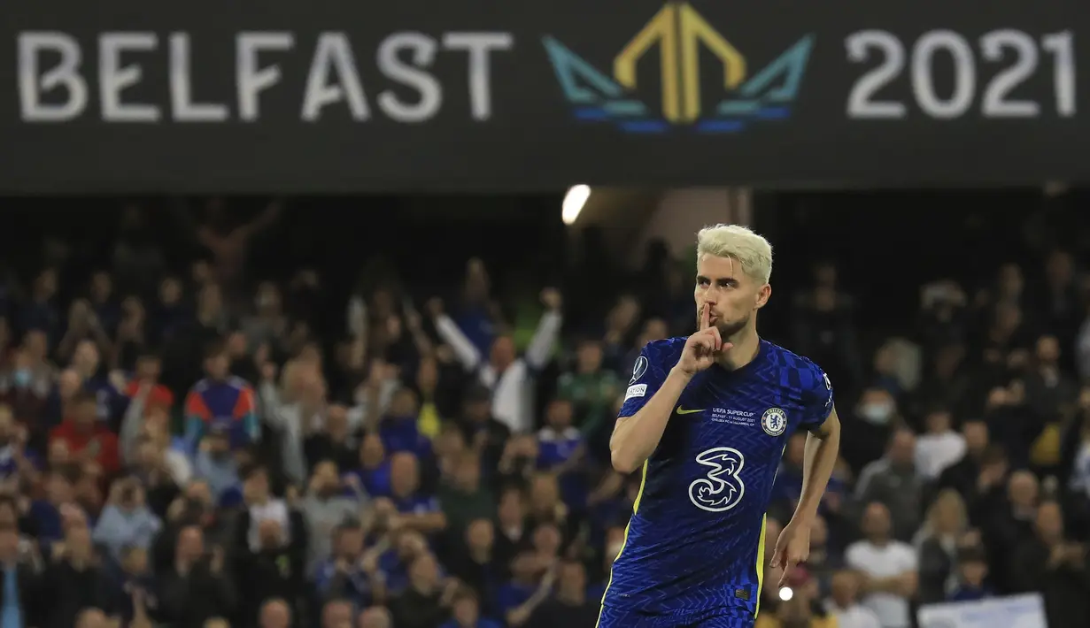 Gelandang Chelsea Jorginho berselebrasi setelah mencetak gol dalam adu penalti melawan Villarreal dalam laga Piala Super Eropa di Windsor Park, Kamis dinihari WIB (12/8/2021). Chelsea juara setelah menang 6-5 lewat adu penalti usai bermain imbang hingga perpanjangan waktu. (AP Photo/Peter Morrison)