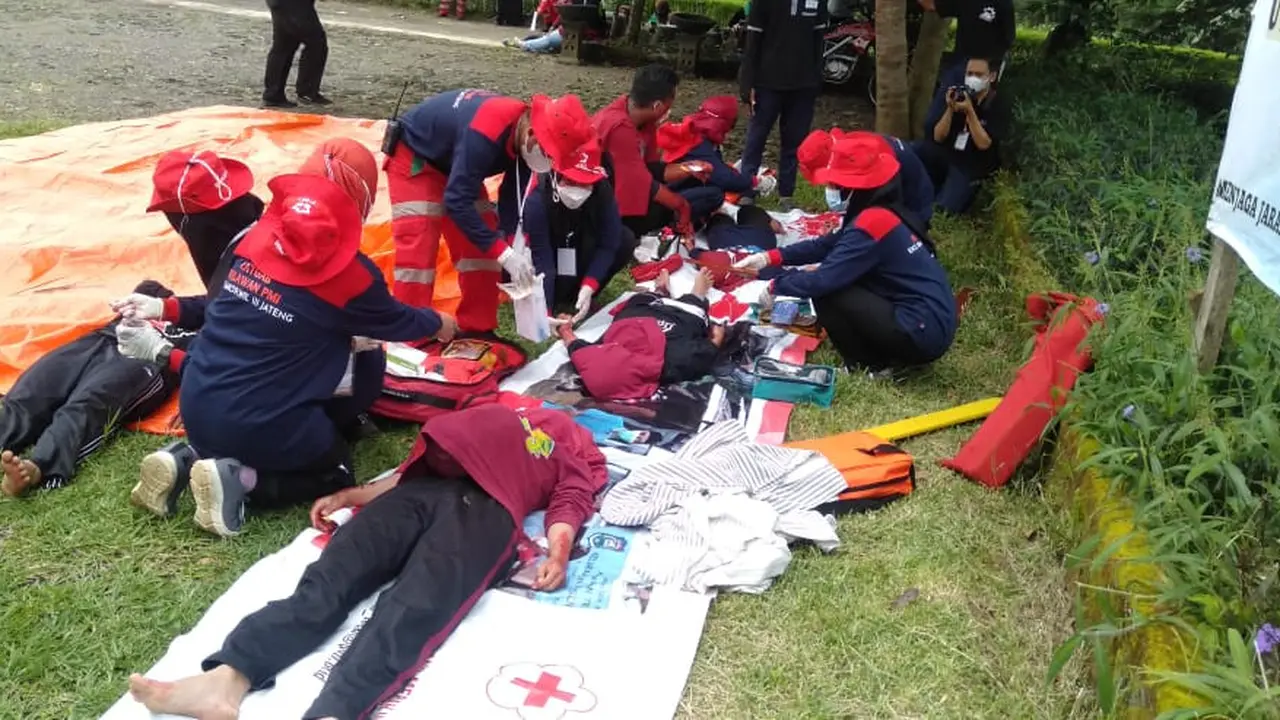 Relawan PMI gabungan mengevakuasi korban erupsi Gunung Slamet saat menggelar simulasi di kompleks Agrowisata Karang Panginyongan, Desa Karangtengah, Kecamatan Cilongok, Banyumas, Sabtu (5/3/2022). (Dok.PMI Banyumas/Liputan6.com)