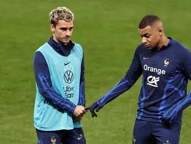 Penyerang Prancis Antoine Griezmann (Kiri) dan Kylian Mbappe mengambil bagian dalam sesi latihan menjelang pertandingan kualifikasi UEFA Euro 2024, di Stadion Allianz Riviera di Nice, Jumat (17/11/2023). (FRANCK FIFE / AFP)