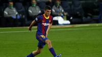 Bintang muda Barcelona Pedri mengontrol bola dalam laga kontra Ferencvaros pada matchday pertama Grup G Liga Champions di Camp Nou, Rabu (21/10/2020) dini hari WIB. (AP Photo / Joan Monfort)