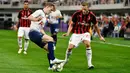 Pemain Tottenham Hotspur Oliver Skipp berusaha melewati bek AC  Milan Ignazio Abate saat bertanding pada International Champions Cup di Minneapolis (31/7). Tottenham menang 1-0 atas Milan berkat gol Nkoudou. (AFP Photo/Jules Ameel)