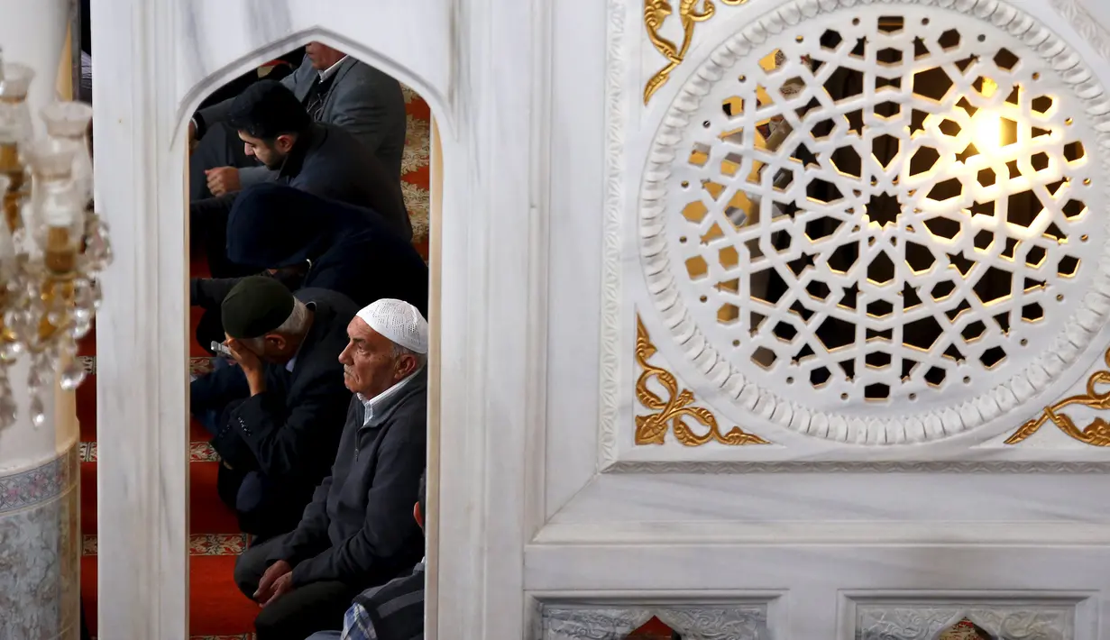 Seorang muslim Australia berdoa saat bulan ramadan di Masjid Gallipoli yang terletak di pinggiran Auburn, Sydney, Australia, Jumat (10/7/2015). Gambar diambil tanggal 10 Juli 2015. (REUTERS/David Gray)