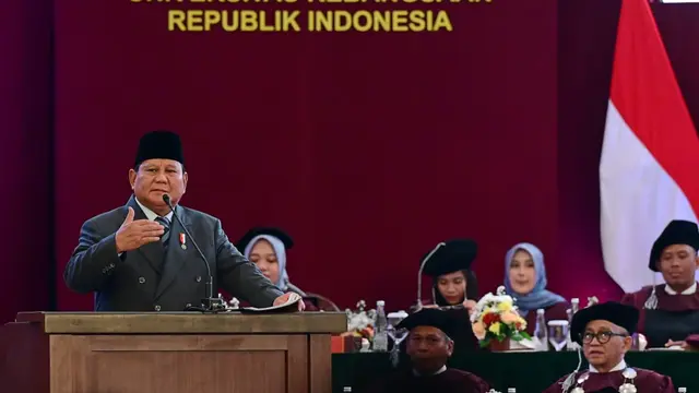 Presiden Prabowo Subianto saat orasi di Dies Natalis Universitas Kebangsaan RI di Bandung, Jawa Barat, Sabtu (18/10/2025).