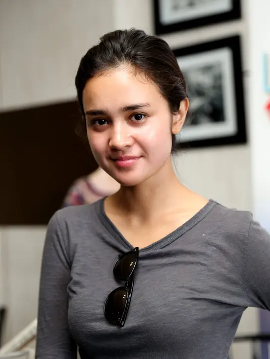 Michelle Ziudith mengaku membawa makanan khas indonesia, seperti rendang, sambal teri dan sambal terasi. (Andy Masela/Bintang.com)