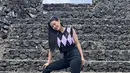 Selain liburan di alam, Melly Lee terlihat asyik belajar sejarah di bagunan struktur batu yang dibangun pada abad 16 ini. Tampil mengenakan outfit bertema hitam putih, Melly Lee terlihat bahagia meski berada di tengah terik. (Liputan6.com/IG/@mellyleeofficial)