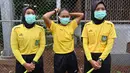 Wasit wanita (tengah) dan dua asistennya bersiap sebelum memimpin pertandingan internal Timnas sepakbola putri Indonesia proyeksi SEA Games 2021 Vietnam dalam rangka pembukaan pemusatan latihan (TC) di Lapangan D Kompleks Gelora Bung Karno, Senayan, Jakarta, Senin (8/3/2021). (AFP/Adek Berry)