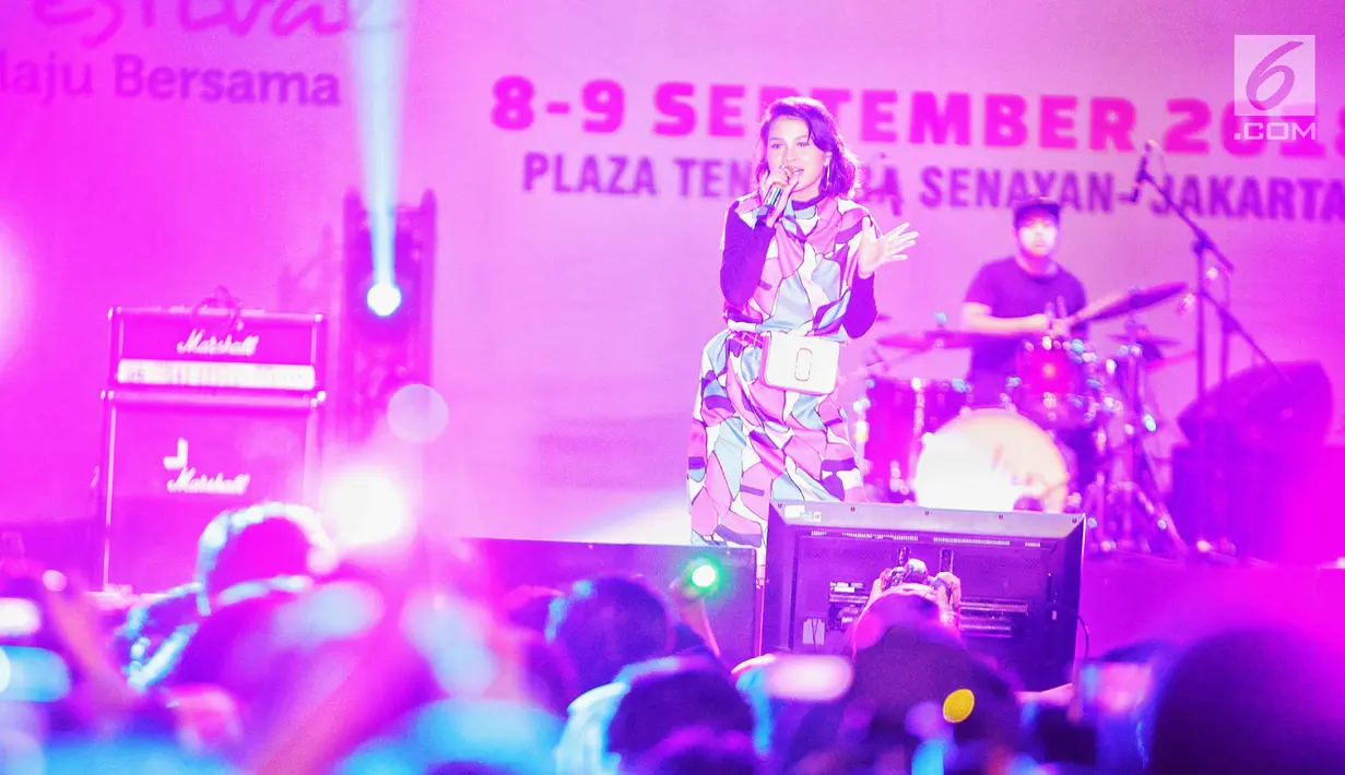Penyanyi jazz Andien Aisyah memeriahkan panggung Jak-Japan Matsuri 2018 di Plaza Tenggara, Senayan, Jakarta, Sabtu (8/9). Andien membawakan empat lagu, yakni Sahabat Setia, Rindu Ini, Indahnya Dunia dan Moving On. (Liputan6.com/Faizal Fanani)