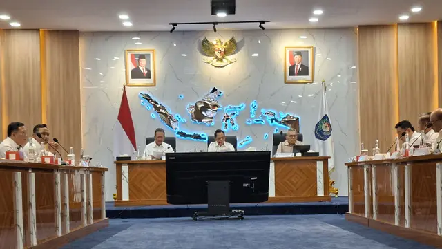 Mendagri Tito rapat koordinasi Satgas Percepatan Rehabilitasi dan Rekonstruksi Sumatera di Kemendagri, Rabu (21/10/2026). (Liputan6.com/winda nelfira).