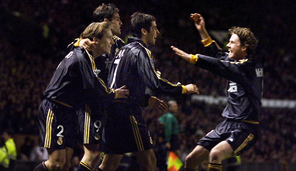 Steve McManaman (kanan). Eks sayap kanan asal Inggris yang kini berusia 50 tahun dan telah pensiun bersama Manchester City pada Mei 2005 ini pernah berseragam Liverpool selama 9 musim, mulai 1990/1991 hingga 1998/1999 usai dipromosikan dari Liverpool U-18. Sementara Real Madrid diperkuatnya selama 4 musim usai meninggalkan Liverpool mulai 1999/2000 hingga 2002/2003. Bersama Liverpool ia total tampil dalam 364 laga dengan torehan 66 gol dan 86 assist. Sementara bersama Real Madrid ia total tampil dalam 158 laga dengan torehan 14 gol dan 20 assist. (AFP/Adrian Dennis)