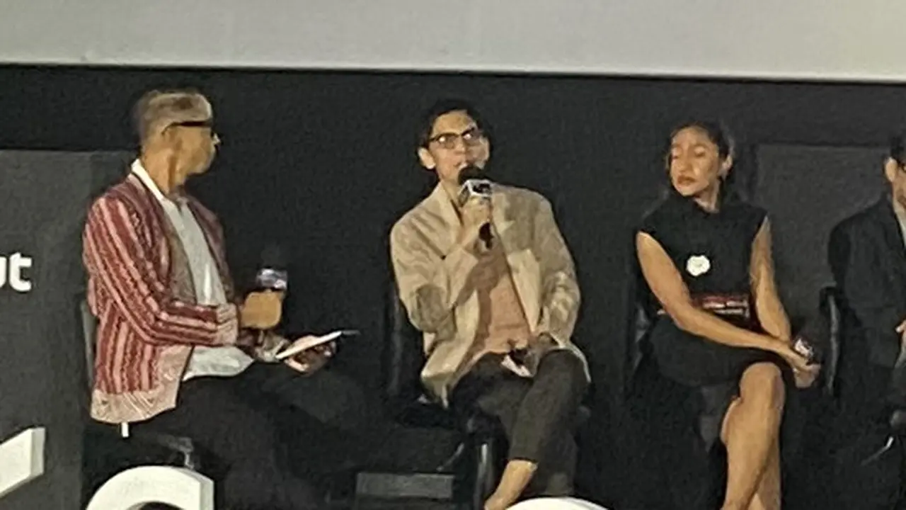 Angga Dwimas Sasongko dalam diskusi panel di puncak CapCut AI Content Fest di Jakarta, Jumat (11/9/2026). (Liputan6.com/Nola Vemiliana)