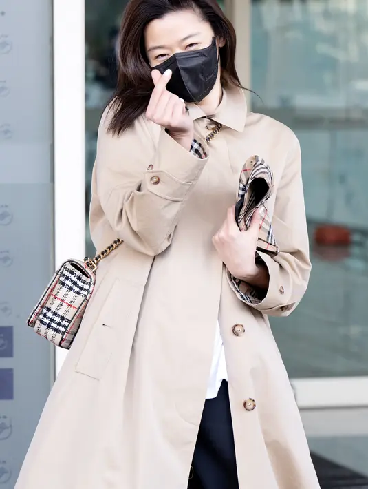 Bintang Korea tersebut menambahkan aksesori Vintage Check Boucle Small Lola Bag. Dan Vintage Check Bucket Hat yang bermotif kotak khas Burberry.