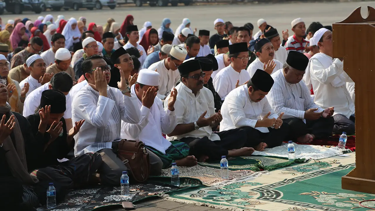 Ribuan kyai salat