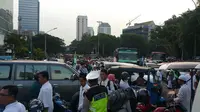 Demonstran Mulai Tinggalkan Istana dengan Tertib 