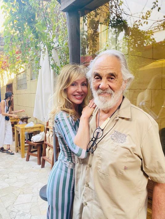 Kedua mertua Rahma Azhari, Tommy Chong dan Shelby Chong. (Instagram @funnyshelby)