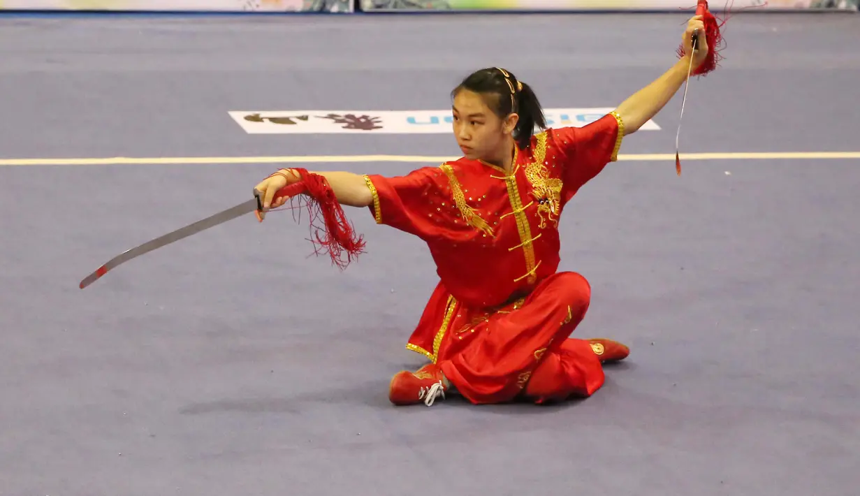 Atlet Wushu asal Kanada, Winnie Qian Hui saat beraksi, pada Kejuaraan Dunia Wushu 2015 di Istora Senayan, Jakarta, Minggu(15/11/2015). (Bola.com/Nicklas Hanoatubun)