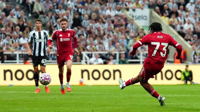 Foto: Momen Gol 4 Menit yang Buat Rio Ngumoha Cetak Sejarah di Liverpool