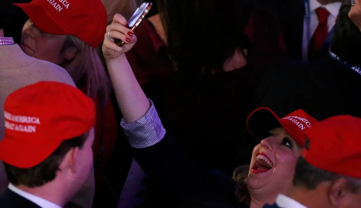 Seorang pendukung capres dari Partai Republik Donald Trump berselfie saat menyaksikan hasil perhitungan suara Pilpres AS 2016 di Manhattan, New York, AS, (8/11). (REUTERS/Jonathan Ernst)