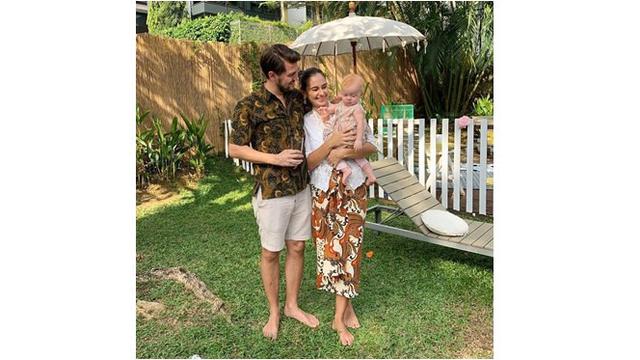 Keduanya telah dikaruniai anak perempuan cantik bernama Alai Moana.