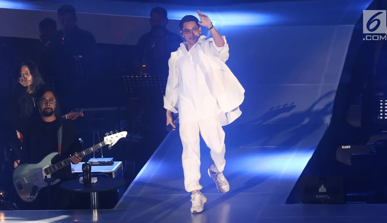 Penyanyi Afgansyah Reza atau Afgan menghibur penggemarnya saat menggelar konser bertajuk Dekade di Istora Senayan, Jakarta, Jumat (8/8/2019). Konser ini merupakan penanda 10 tahun penyanyi Afgansyah Reza di industri musik Indonesia. (Liputan6.com/Angga Yuniar)