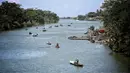 Suasana aktivitas para penambang pasir di Sungai Luk Ulo, Kabupaten Kebumen, Jawa Tengah, Sabtu (05/5). Meski ilegal aktivitas penambang pasir masih terus berjalan. (Liputan6.com/Fery Pradolo)