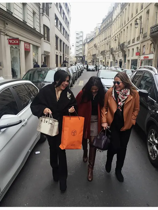 Syahrini habis berbelanja disebuah pertokoan bersama dengan dua sahabatnya. (Instagram/@princessyahrini)