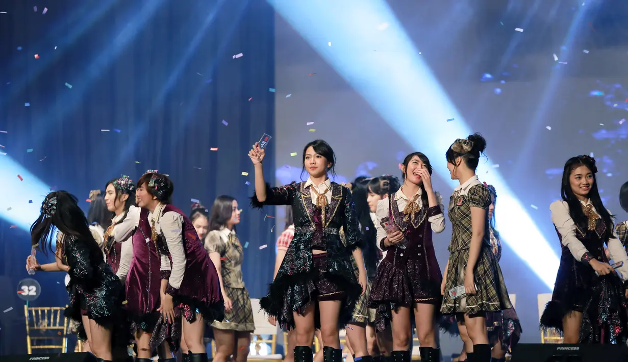 Suasana pemilihan center untuk album ke-13 JKT48. Kemenangan Ve disambut gembira oleh para fans yang hadir dalam acara tersebut dan juga lewat media sosial yang menuliskan ucapan selamat pada member 22 tahun itu. (Adrian Putra/Bintang.com)