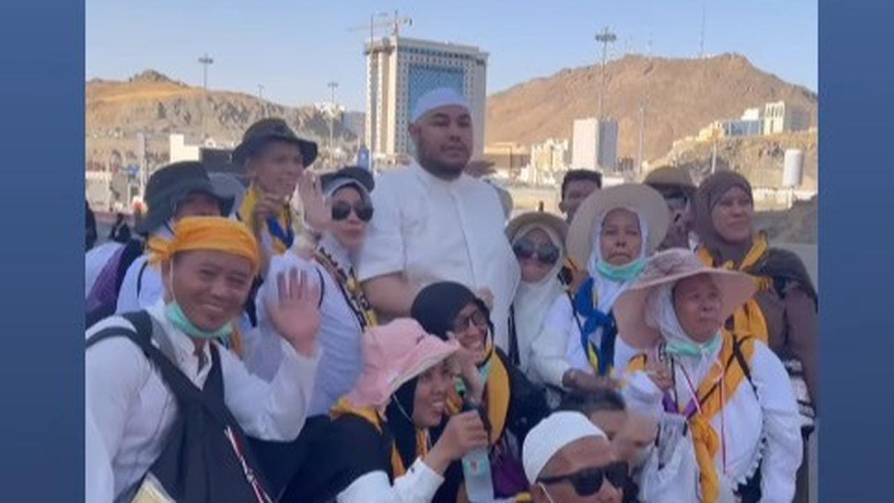 7 Potret Ivan Gunawan Jalan Kaki Menuju Jamarat untuk Lempar Jumrah, Langsung Diserbu Emak-Emak Jemaah Haji Indonesia Minta Foto Bareng