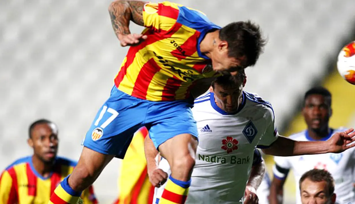 Edouardo Vargas menyundul bola pada putaran leg pertama 32 besar Liga Eropa antara Dynamo Kyiv vs Valencia  di Nicosia, Siprus pada 21 Februari 2014 (AFP/Sakis Savides).
