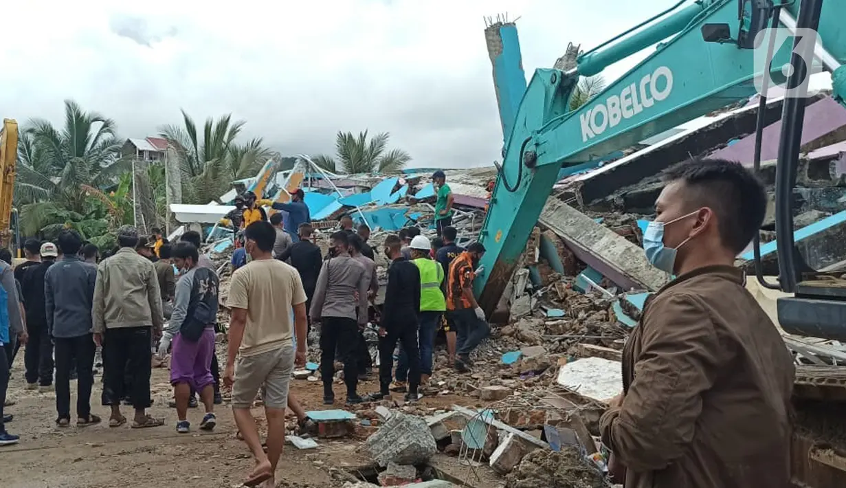 Alat berat dikerahkan untuk membersihkan puing-piung reruntuhan RS Mitra Manakarra Mamuju pasca gempa bumi dengan Magnitudo 6,2 pada Jumat 15 Januari 2021. Enam orang dilaporkan tertimbun reruntuhan gedung Rumah Sakit Mitra Manakarra, Kabupaten Mamuju, Sulawesi Barat. (Liputan6.com/Abdul Rajab Umar)