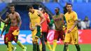 Para pemain Australia dan Kamerun bertukar jersey usai laga grup B Piala Konfederasi 2017 di Saint Petersburg Stadium, (22/6/2017). Australia dan Kamerun bermain imbang 1-1. (AFP/Kirill Kudryavtsev)