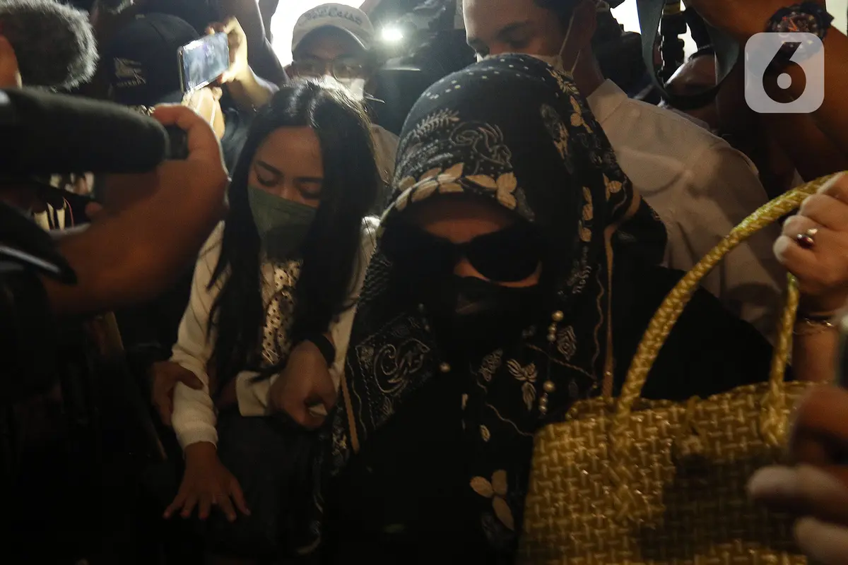 FOTO: Rachel Vennya Penuhi Panggilan Polisi Terkait Kabur Karantina