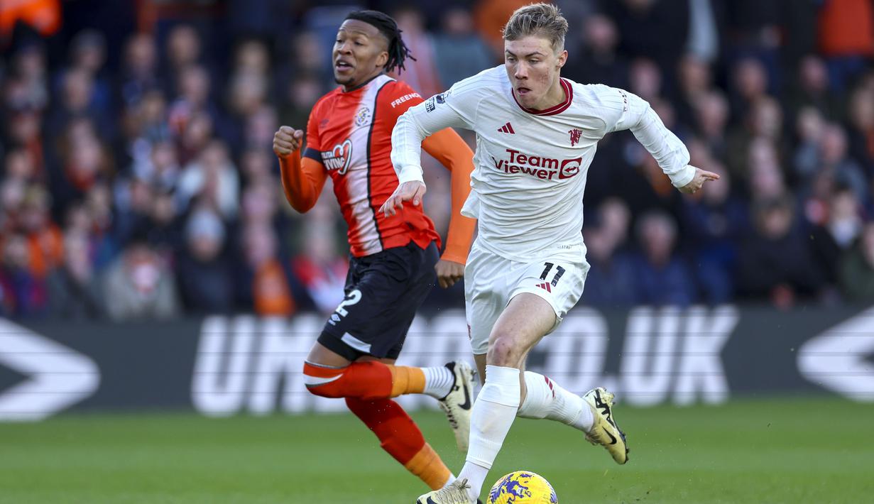 Pemain Manchester United, Rasmus Hojlund, berusaha melewati pemain Luton Town, Gabriel Osho, dalam duel pekan ke-25 Premier League di Kenilworth Road, Minggu (18/2/2024). (AP Photo/Ian Walton)