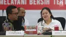 Menko PMK, Puan Maharani berbincang dengan Menpora Imam Nahrawi disela rapat tingkat menteri persiapan pelaksanaan Asian Games 2018 di Jakarta, Kamis (12/7). Rapat tersebut mengevaluasi cabang olahraga (cabor) dalam Asian Games (Liputan6.com/Angga Yuniar)